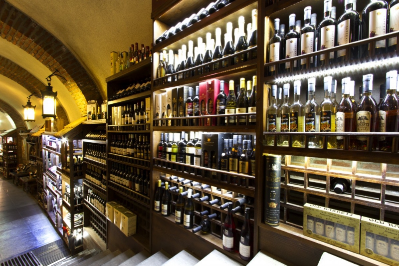 bar-ESCRAGNOLLES-min_world_street_travel_shop_canon_georgia_wine_bottles-429767